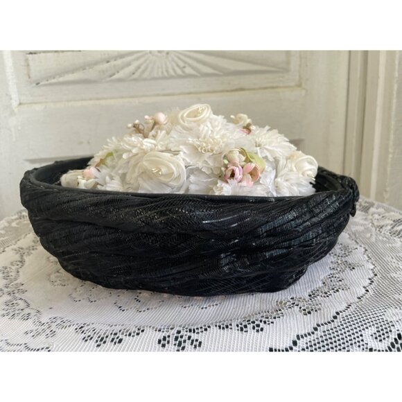 Vintage 1950s Black Woven Bumber Hat With White Millinery Flowers - Picture 7 of 15